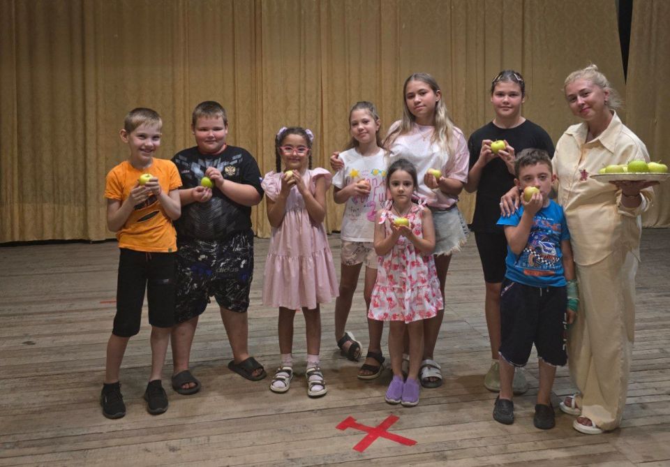 С целью формирования духовного мира детей через знакомство с народными праздниками и традициями 19 августа в Надеждинском Доме культуры прошло мероприятие познавательно-развлекательного характера «Яблочный Спас» С целью формирования духовного мира детей через знакомство с народными праздниками и традициями 19 августа в Надеждинском Доме культуры прошло мероприятие познавательно-развлекательного характера «Яблочный Спас»