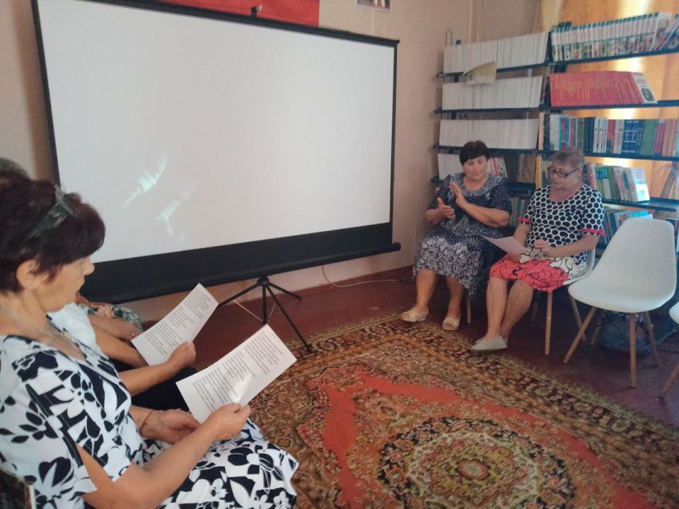 "Три Великих Спаса". Дорогие друзья! С большим удовольствием делимся с вами впечатлениями от прошедшего мероприятия в нашей Богдановской сельской библиотеке, посвященного "Трем Великим Спасам" "Три Великих Спаса". Дорогие друзья! С большим удовольствием делимся с вами впечатлениями от прошедшего мероприятия в нашей Богдановской сельской библиотеке, посвященного "Трем Великим Спасам"