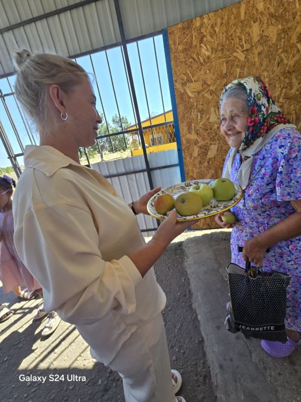С целью формирования духовного мира детей через знакомство с народными праздниками и традициями 19 августа в Надеждинском Доме культуры прошло мероприятие познавательно-развлекательного характера «Яблочный Спас» С целью формирования духовного мира детей через знакомство с народными праздниками и традициями 19 августа в Надеждинском Доме культуры прошло мероприятие познавательно-развлекательного характера «Яблочный Спас»
