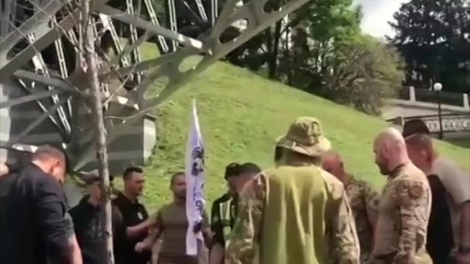 Глава РДК Капустин пришел на похороны к какому-то хохлу, где тут же был обруган и залит газовым баллончиком