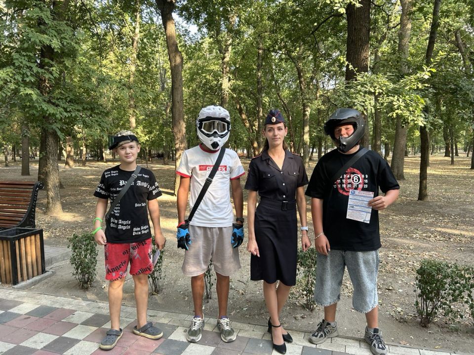Сотрудники Госавтоинспекции города Мелитополя провели профилактическое мероприятие в парке культуры и отдыха имени Максима Горького, направленное на профилактику нарушений Правил дорожного движения велосипедистами и... Сотрудники Госавтоинспекции города Мелитополя провели профилактическое мероприятие в парке культуры и отдыха имени Максима Горького, направленное на профилактику нарушений Правил дорожного движения велосипедистами и...
