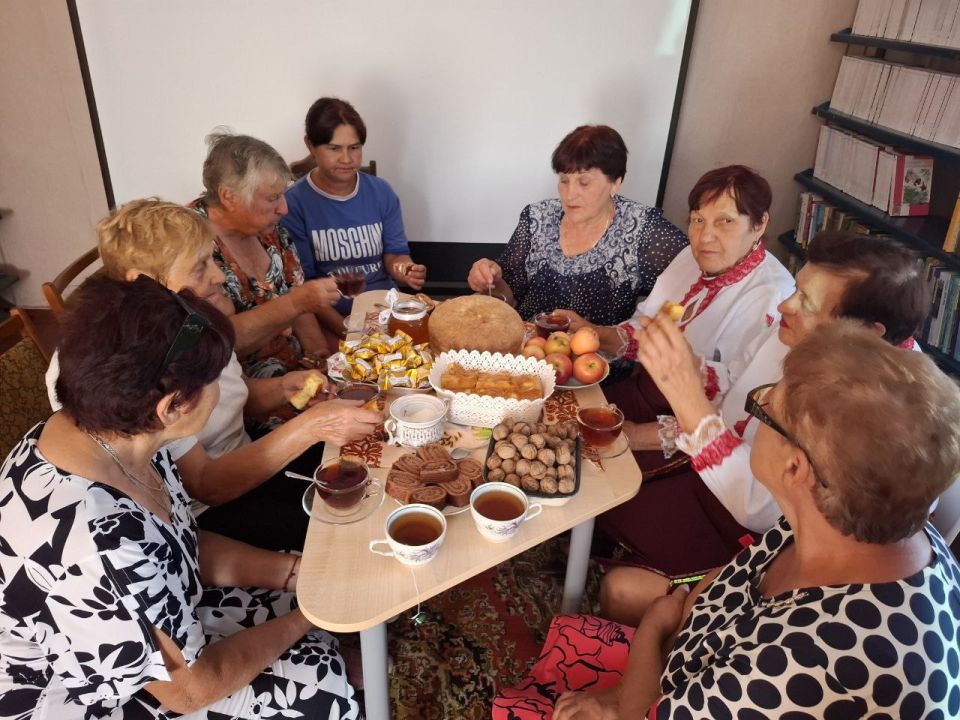 "Три Великих Спаса". Дорогие друзья! С большим удовольствием делимся с вами впечатлениями от прошедшего мероприятия в нашей Богдановской сельской библиотеке, посвященного "Трем Великим Спасам" "Три Великих Спаса". Дорогие друзья! С большим удовольствием делимся с вами впечатлениями от прошедшего мероприятия в нашей Богдановской сельской библиотеке, посвященного "Трем Великим Спасам"