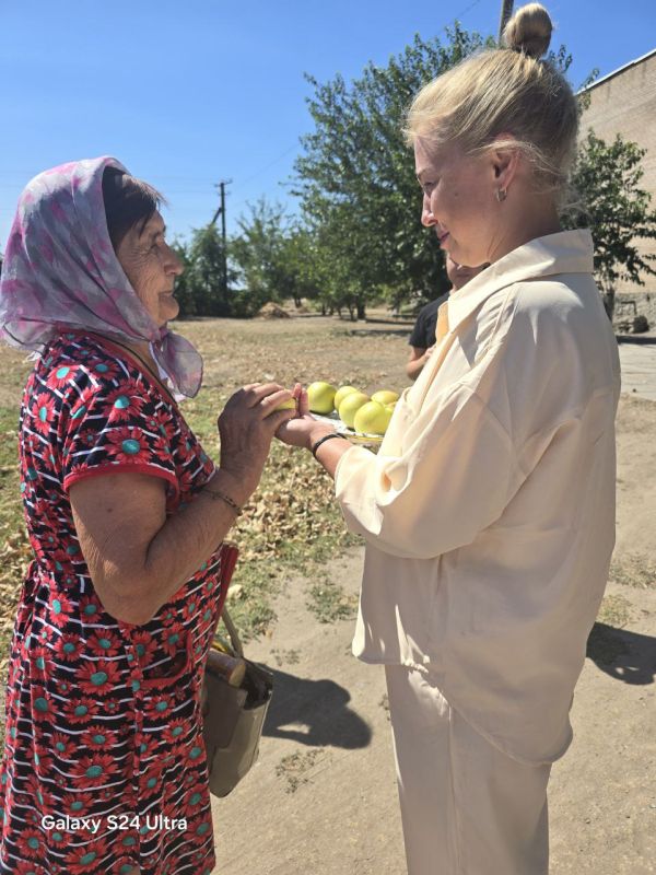 С целью формирования духовного мира детей через знакомство с народными праздниками и традициями 19 августа в Надеждинском Доме культуры прошло мероприятие познавательно-развлекательного характера «Яблочный Спас» С целью формирования духовного мира детей через знакомство с народными праздниками и традициями 19 августа в Надеждинском Доме культуры прошло мероприятие познавательно-развлекательного характера «Яблочный Спас»