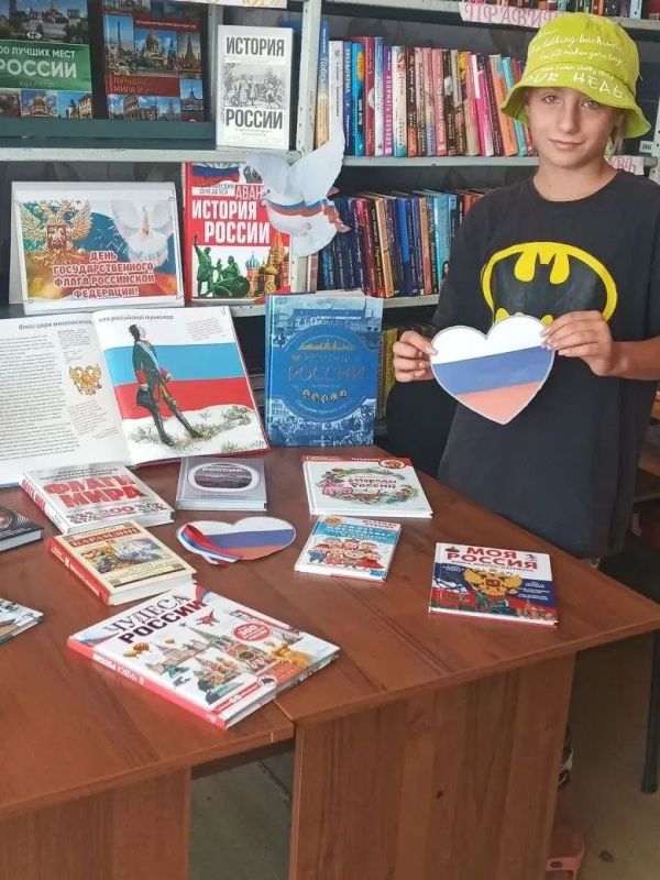 Учреждения культуры готовятся к празднованию Дня Государственного флага Российской Федерации Учреждения культуры готовятся к празднованию Дня Государственного флага Российской Федерации