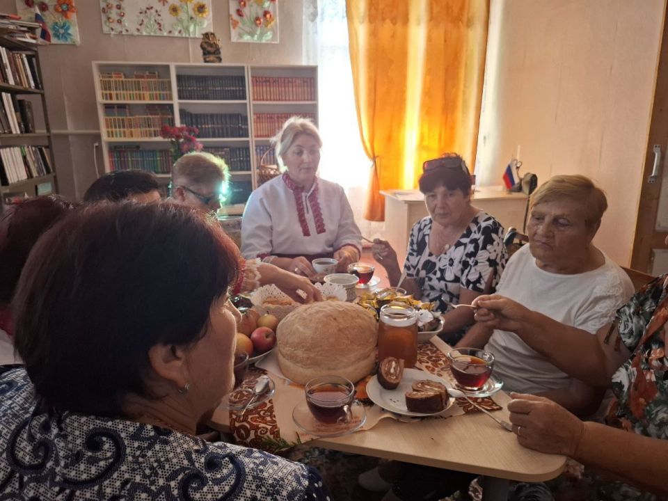 "Три Великих Спаса". Дорогие друзья! С большим удовольствием делимся с вами впечатлениями от прошедшего мероприятия в нашей Богдановской сельской библиотеке, посвященного "Трем Великим Спасам" "Три Великих Спаса". Дорогие друзья! С большим удовольствием делимся с вами впечатлениями от прошедшего мероприятия в нашей Богдановской сельской библиотеке, посвященного "Трем Великим Спасам"