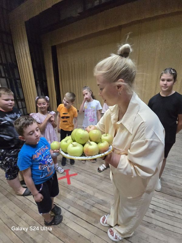 С целью формирования духовного мира детей через знакомство с народными праздниками и традициями 19 августа в Надеждинском Доме культуры прошло мероприятие познавательно-развлекательного характера «Яблочный Спас» С целью формирования духовного мира детей через знакомство с народными праздниками и традициями 19 августа в Надеждинском Доме культуры прошло мероприятие познавательно-развлекательного характера «Яблочный Спас»