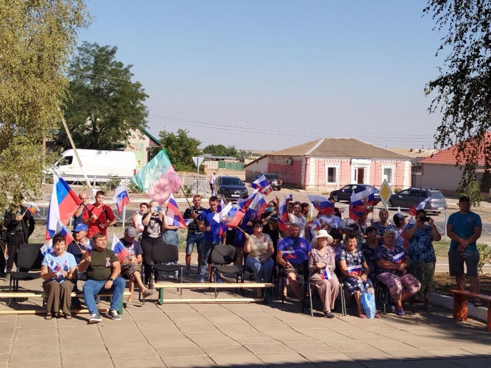 Разноцветный флаг России – Разноцветный флаг России –