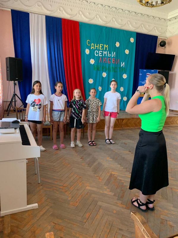 В нашем Приазовском Доме Культуры юные таланты оттачивают мастерство, шаг за шагом приближаясь к идеальному звучанию! В нашем Приазовском Доме Культуры юные таланты оттачивают мастерство, шаг за шагом приближаясь к идеальному звучанию!