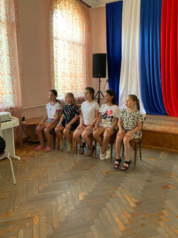 В нашем Приазовском Доме Культуры юные таланты оттачивают мастерство, шаг за шагом приближаясь к идеальному звучанию! В нашем Приазовском Доме Культуры юные таланты оттачивают мастерство, шаг за шагом приближаясь к идеальному звучанию!