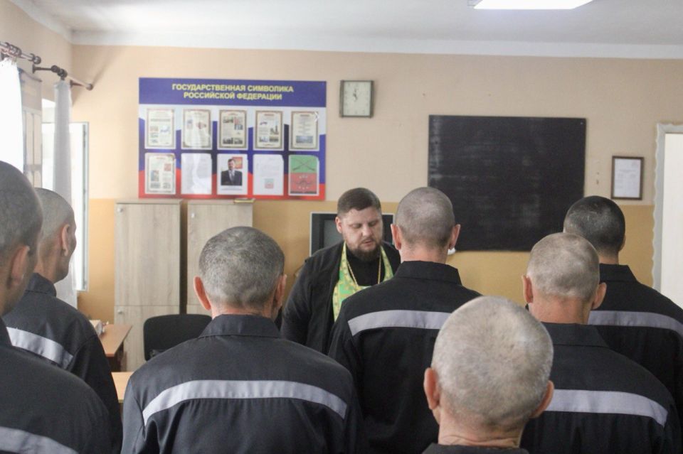 Глава отдела по тюремному служению Бердянской епархии поздравил с праздником Преображения Господня осужденных ИК-2