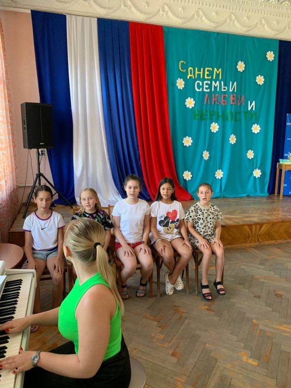 В нашем Приазовском Доме Культуры юные таланты оттачивают мастерство, шаг за шагом приближаясь к идеальному звучанию! В нашем Приазовском Доме Культуры юные таланты оттачивают мастерство, шаг за шагом приближаясь к идеальному звучанию!