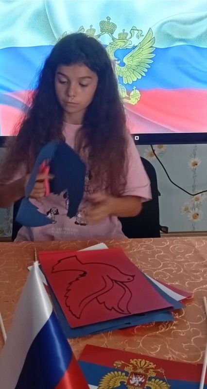 "ТРИКОЛОР МОЕЙ СТРАНЫ". В преддверии Дня Государственного флага России в Гаммовском сельском доме культуры царила атмосфера праздника, творчества и гордости за свою страну "ТРИКОЛОР МОЕЙ СТРАНЫ". В преддверии Дня Государственного флага России в Гаммовском сельском доме культуры царила атмосфера праздника, творчества и гордости за свою страну