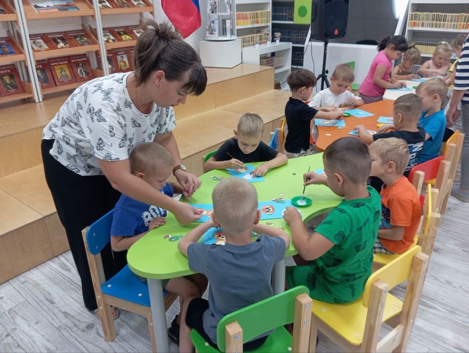 Сегодня в Приазовской центральной библиотеке прошло увлекательное мероприятие, посвященное творчеству замечательного писателя Константина Паустовского, для ребят детского сада "Красная шапочка" Сегодня в Приазовской центральной библиотеке прошло увлекательное мероприятие, посвященное творчеству замечательного писателя Константина Паустовского, для ребят детского сада "Красная шапочка"