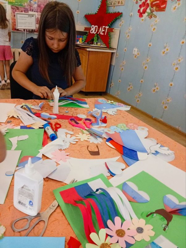 "ТРИКОЛОР МОЕЙ СТРАНЫ". В преддверии Дня Государственного флага России в Гаммовском сельском доме культуры царила атмосфера праздника, творчества и гордости за свою страну "ТРИКОЛОР МОЕЙ СТРАНЫ". В преддверии Дня Государственного флага России в Гаммовском сельском доме культуры царила атмосфера праздника, творчества и гордости за свою страну