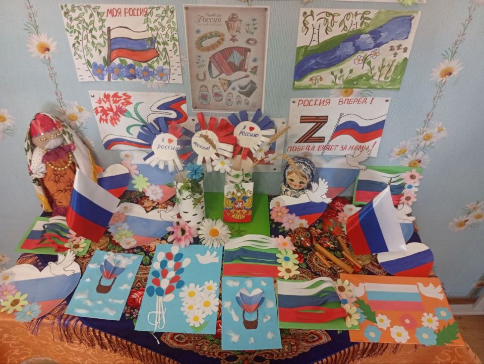 "ТРИКОЛОР МОЕЙ СТРАНЫ". В преддверии Дня Государственного флага России в Гаммовском сельском доме культуры царила атмосфера праздника, творчества и гордости за свою страну "ТРИКОЛОР МОЕЙ СТРАНЫ". В преддверии Дня Государственного флага России в Гаммовском сельском доме культуры царила атмосфера праздника, творчества и гордости за свою страну
