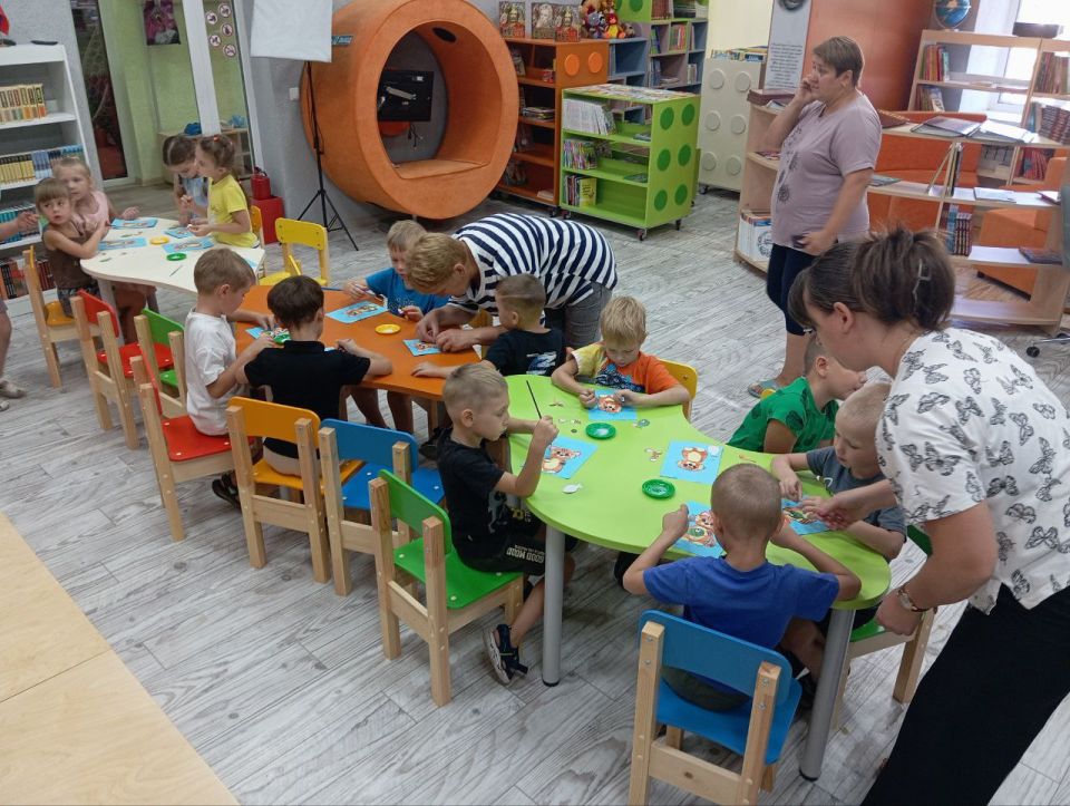 Сегодня в Приазовской центральной библиотеке прошло увлекательное мероприятие, посвященное творчеству замечательного писателя Константина Паустовского, для ребят детского сада "Красная шапочка" Сегодня в Приазовской центральной библиотеке прошло увлекательное мероприятие, посвященное творчеству замечательного писателя Константина Паустовского, для ребят детского сада "Красная шапочка"