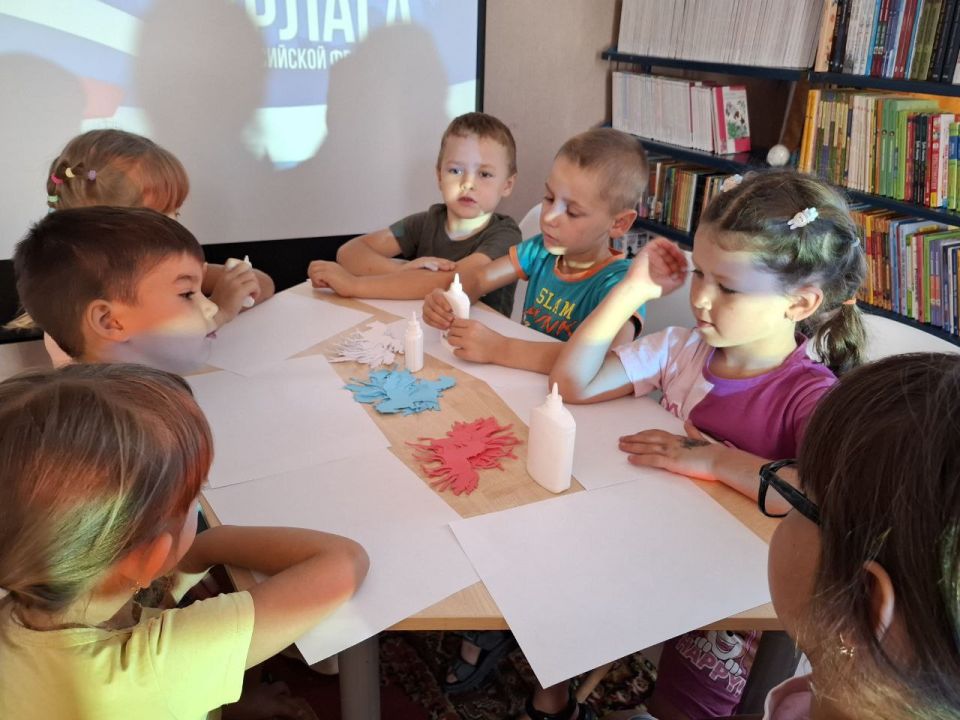 "День Российского флага" в нашей библиотеке! ** "День Российского флага" в нашей библиотеке! **