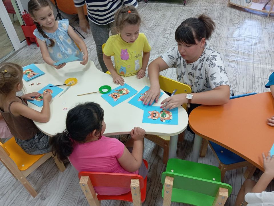 Сегодня в Приазовской центральной библиотеке прошло увлекательное мероприятие, посвященное творчеству замечательного писателя Константина Паустовского, для ребят детского сада "Красная шапочка" Сегодня в Приазовской центральной библиотеке прошло увлекательное мероприятие, посвященное творчеству замечательного писателя Константина Паустовского, для ребят детского сада "Красная шапочка"