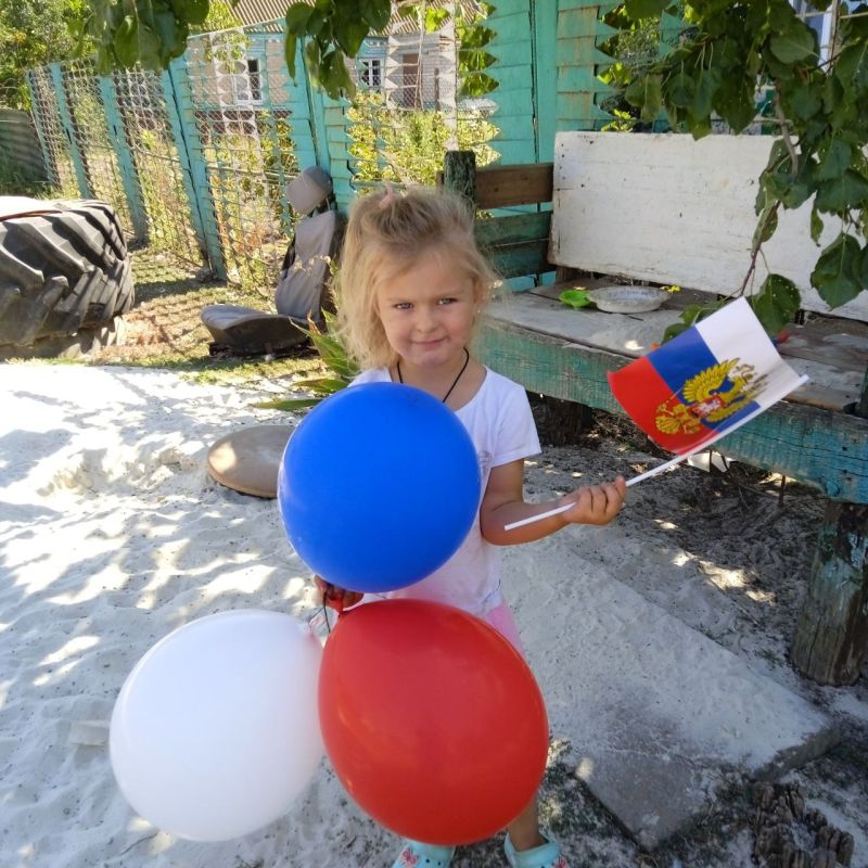 " Триколор родной страны". День российского флага - это праздник всех поколений россиян, дань уважения истории великой страны " Триколор родной страны". День российского флага - это праздник всех поколений россиян, дань уважения истории великой страны