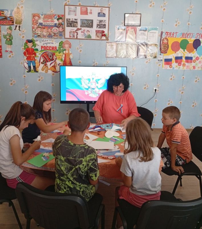 "ТРИКОЛОР МОЕЙ СТРАНЫ". В преддверии Дня Государственного флага России в Гаммовском сельском доме культуры царила атмосфера праздника, творчества и гордости за свою страну "ТРИКОЛОР МОЕЙ СТРАНЫ". В преддверии Дня Государственного флага России в Гаммовском сельском доме культуры царила атмосфера праздника, творчества и гордости за свою страну