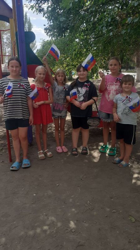 Над Родиной взмывает триколор Над Родиной взмывает триколор