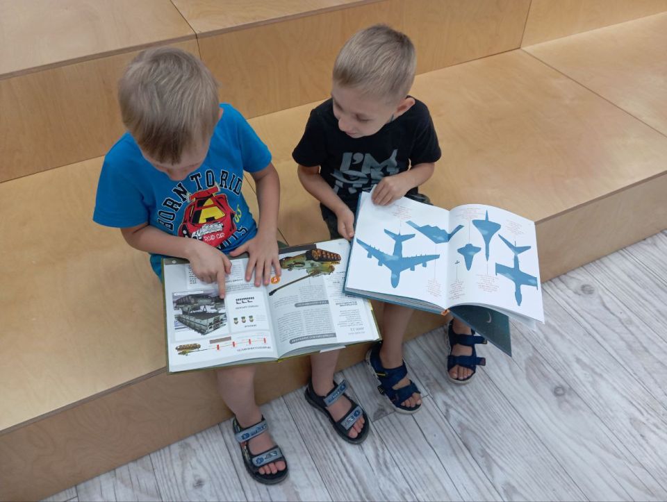 Сегодня в Приазовской центральной библиотеке прошло увлекательное мероприятие, посвященное творчеству замечательного писателя Константина Паустовского, для ребят детского сада "Красная шапочка" Сегодня в Приазовской центральной библиотеке прошло увлекательное мероприятие, посвященное творчеству замечательного писателя Константина Паустовского, для ребят детского сада "Красная шапочка"