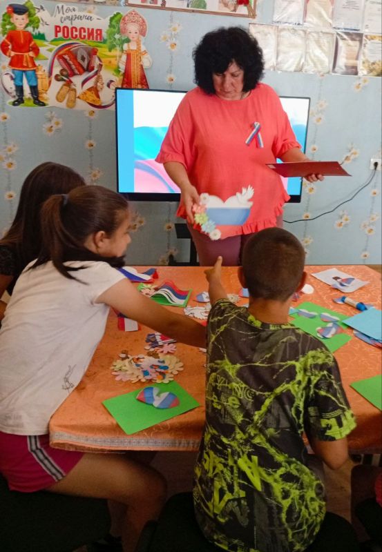 "ТРИКОЛОР МОЕЙ СТРАНЫ". В преддверии Дня Государственного флага России в Гаммовском сельском доме культуры царила атмосфера праздника, творчества и гордости за свою страну "ТРИКОЛОР МОЕЙ СТРАНЫ". В преддверии Дня Государственного флага России в Гаммовском сельском доме культуры царила атмосфера праздника, творчества и гордости за свою страну