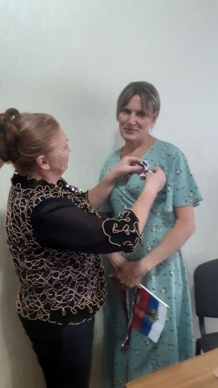 Над Родиной взмывает триколор Над Родиной взмывает триколор