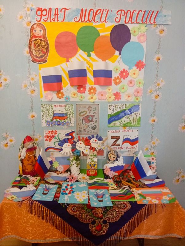 "ТРИКОЛОР МОЕЙ СТРАНЫ". В преддверии Дня Государственного флага России в Гаммовском сельском доме культуры царила атмосфера праздника, творчества и гордости за свою страну "ТРИКОЛОР МОЕЙ СТРАНЫ". В преддверии Дня Государственного флага России в Гаммовском сельском доме культуры царила атмосфера праздника, творчества и гордости за свою страну