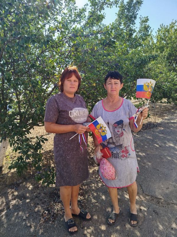 Над Родиной взмывает триколор Над Родиной взмывает триколор