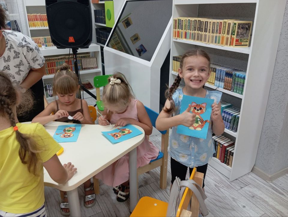 Сегодня в Приазовской центральной библиотеке прошло увлекательное мероприятие, посвященное творчеству замечательного писателя Константина Паустовского, для ребят детского сада "Красная шапочка" Сегодня в Приазовской центральной библиотеке прошло увлекательное мероприятие, посвященное творчеству замечательного писателя Константина Паустовского, для ребят детского сада "Красная шапочка"