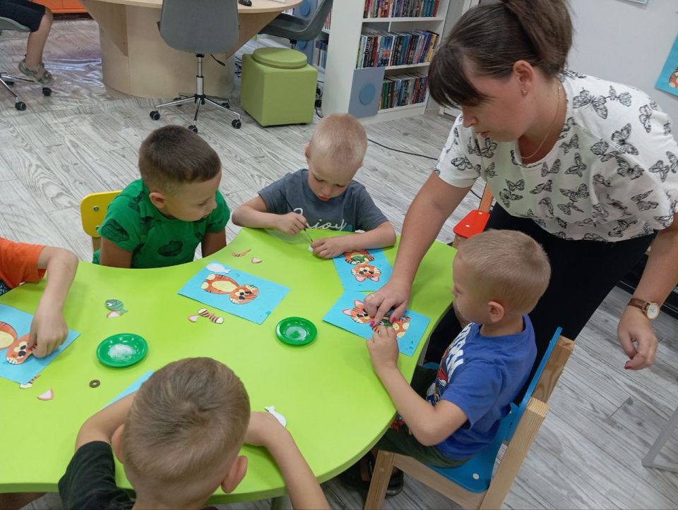 Сегодня в Приазовской центральной библиотеке прошло увлекательное мероприятие, посвященное творчеству замечательного писателя Константина Паустовского, для ребят детского сада "Красная шапочка" Сегодня в Приазовской центральной библиотеке прошло увлекательное мероприятие, посвященное творчеству замечательного писателя Константина Паустовского, для ребят детского сада "Красная шапочка"