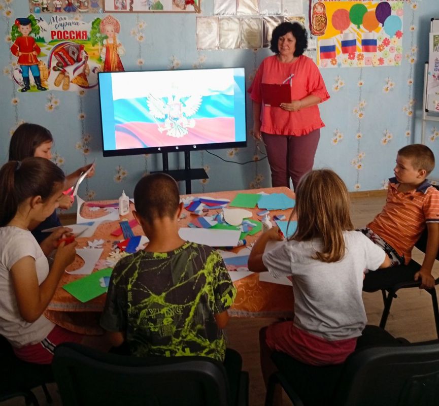 "ТРИКОЛОР МОЕЙ СТРАНЫ". В преддверии Дня Государственного флага России в Гаммовском сельском доме культуры царила атмосфера праздника, творчества и гордости за свою страну "ТРИКОЛОР МОЕЙ СТРАНЫ". В преддверии Дня Государственного флага России в Гаммовском сельском доме культуры царила атмосфера праздника, творчества и гордости за свою страну