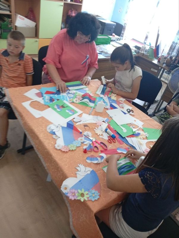 "ТРИКОЛОР МОЕЙ СТРАНЫ". В преддверии Дня Государственного флага России в Гаммовском сельском доме культуры царила атмосфера праздника, творчества и гордости за свою страну "ТРИКОЛОР МОЕЙ СТРАНЫ". В преддверии Дня Государственного флага России в Гаммовском сельском доме культуры царила атмосфера праздника, творчества и гордости за свою страну