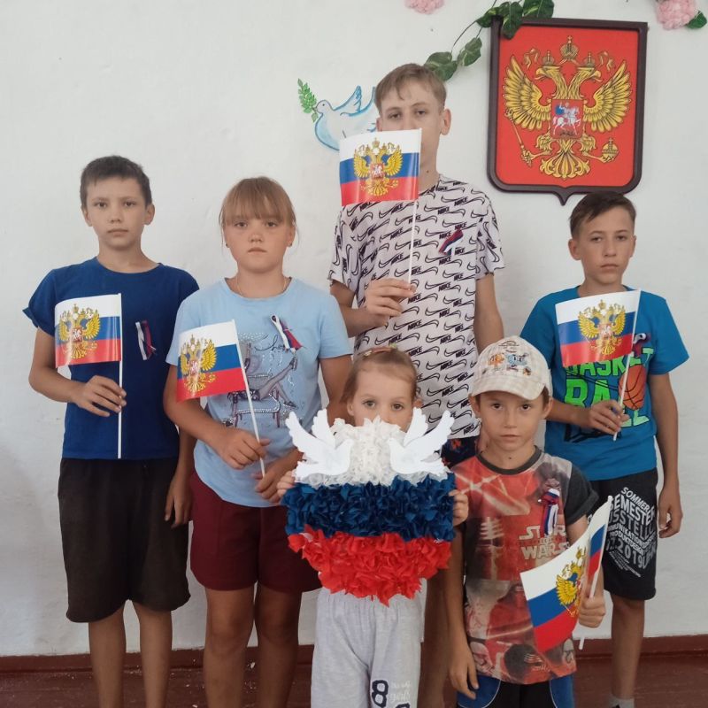 Над Родиной взмывает триколор Над Родиной взмывает триколор