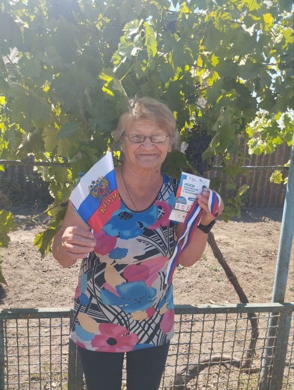 Над Родиной взмывает триколор Над Родиной взмывает триколор