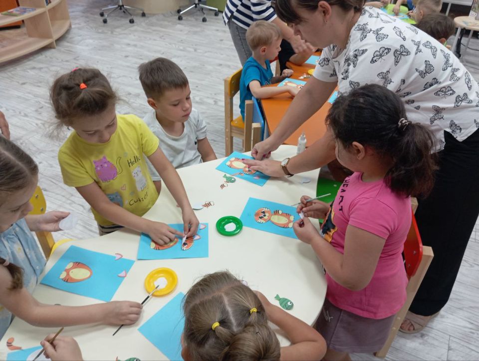 Сегодня в Приазовской центральной библиотеке прошло увлекательное мероприятие, посвященное творчеству замечательного писателя Константина Паустовского, для ребят детского сада "Красная шапочка" Сегодня в Приазовской центральной библиотеке прошло увлекательное мероприятие, посвященное творчеству замечательного писателя Константина Паустовского, для ребят детского сада "Красная шапочка"