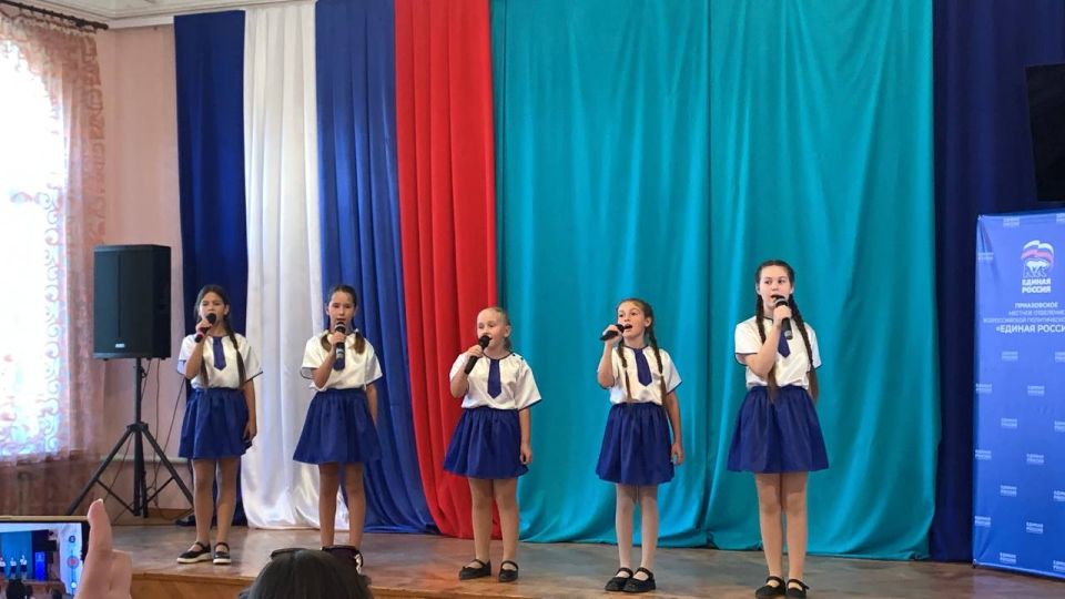 Дети пгт. Приазовского поздравляют с Днем Флага! Дети пгт. Приазовского поздравляют с Днем Флага!