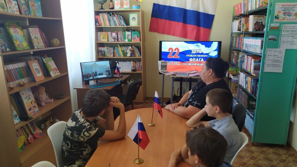 К Дню Государственного флага Российской Федерации Приморско-Посадская сельская библиотека совместно с сельским домом культуры провели патриотический час К Дню Государственного флага Российской Федерации Приморско-Посадская сельская библиотека совместно с сельским домом культуры провели патриотический час