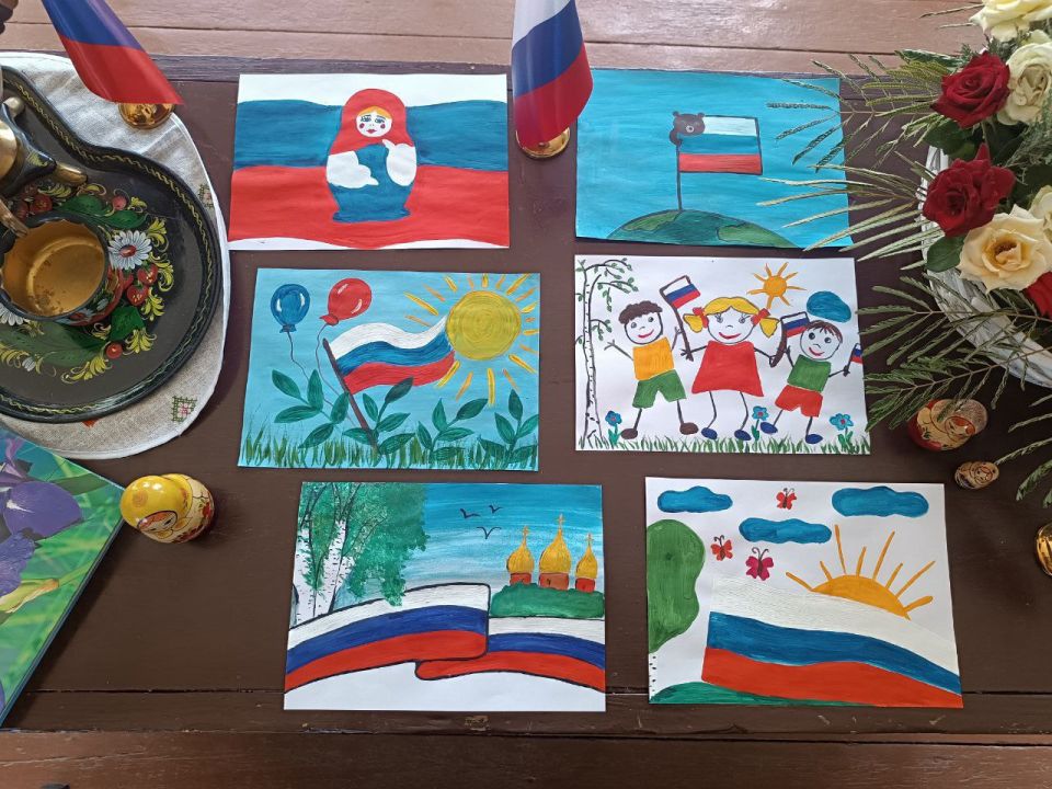 Сегодня в Чкаловском сельском Доме культуры, прошла выставка детских рисунков ко дню Флага Российской Федерации! Сегодня в Чкаловском сельском Доме культуры, прошла выставка детских рисунков ко дню Флага Российской Федерации!