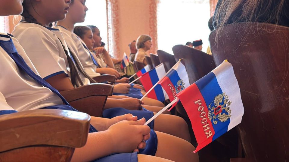 Дети пгт. Приазовского поздравляют с Днем Флага! Дети пгт. Приазовского поздравляют с Днем Флага!