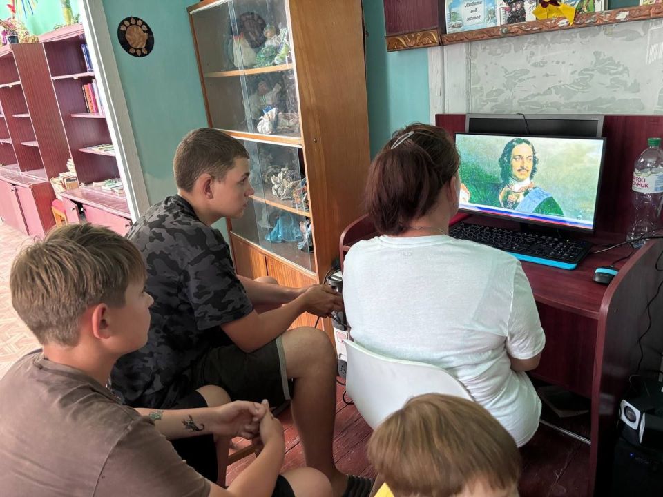 22 августа мы отмечаем важный праздник – День российского флага.В Воскресенском сельском доме культуры ребята посмотрели видео-презентацию "Символика, рождённая историей" 22 августа мы отмечаем важный праздник – День российского флага.В Воскресенском сельском доме культуры ребята посмотрели видео-презентацию "Символика, рождённая историей"