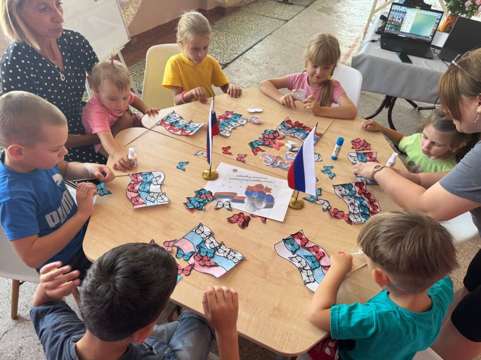 В Дунаевском СДК прошел тематический день "Флаг - Символ Родной Державы" посвященный В Дунаевском СДК прошел тематический день "Флаг - Символ Родной Державы" посвященный