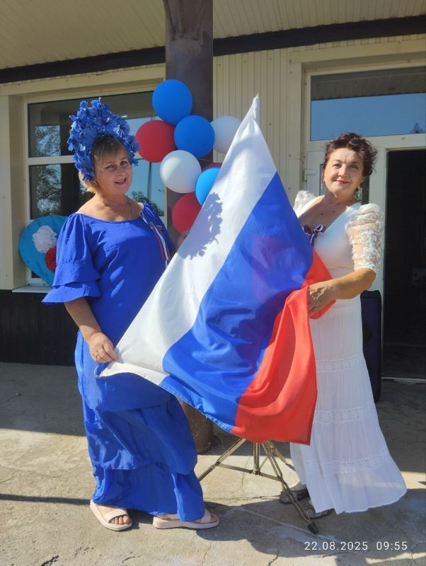 Культработники Давыдовского СДК передают всем жителям округа поздравления с Днём Государственного флага Российской Федерации! Культработники Давыдовского СДК передают всем жителям округа поздравления с Днём Государственного флага Российской Федерации!