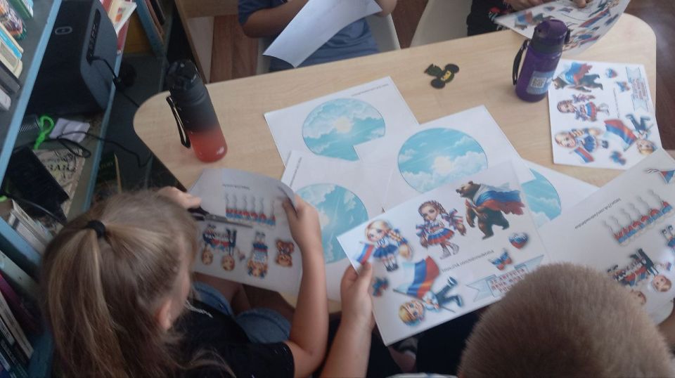 Ботиевская библиотека провела акцию «День государственного флага Российской Федерации», в ходе которой были организованы раздача памятных флажков и информационных буклетов жителям Ботиевская библиотека провела акцию «День государственного флага Российской Федерации», в ходе которой были организованы раздача памятных флажков и информационных буклетов жителям