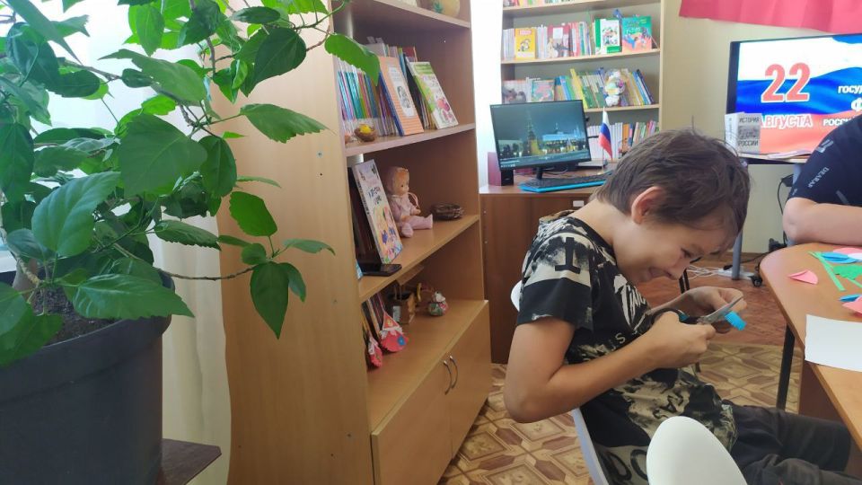 К Дню Государственного флага Российской Федерации Приморско-Посадская сельская библиотека совместно с сельским домом культуры провели патриотический час К Дню Государственного флага Российской Федерации Приморско-Посадская сельская библиотека совместно с сельским домом культуры провели патриотический час