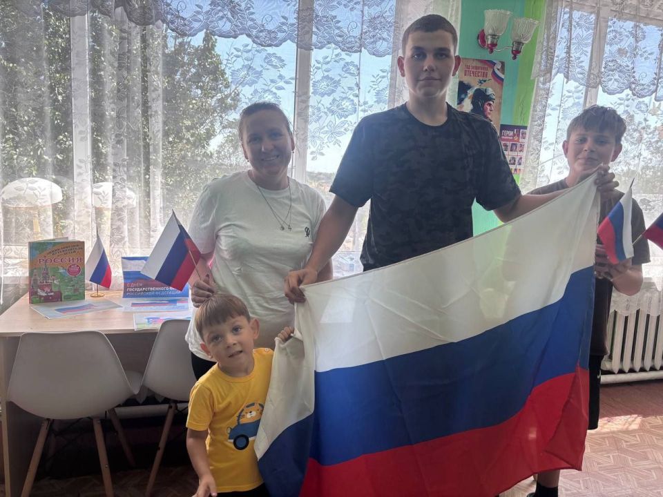 22 августа мы отмечаем важный праздник – День российского флага.В Воскресенском сельском доме культуры ребята посмотрели видео-презентацию "Символика, рождённая историей" 22 августа мы отмечаем важный праздник – День российского флага.В Воскресенском сельском доме культуры ребята посмотрели видео-презентацию "Символика, рождённая историей"