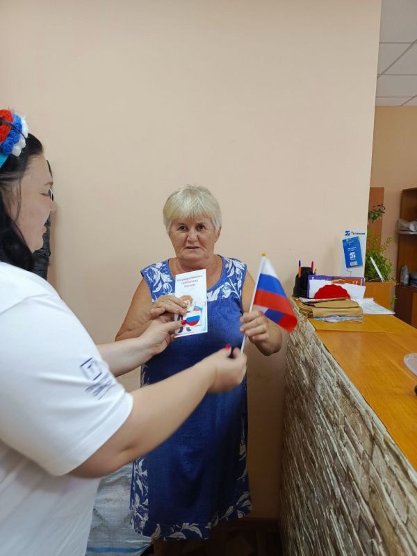 Ботиевская библиотека провела акцию «День государственного флага Российской Федерации», в ходе которой были организованы раздача памятных флажков и информационных буклетов жителям Ботиевская библиотека провела акцию «День государственного флага Российской Федерации», в ходе которой были организованы раздача памятных флажков и информационных буклетов жителям