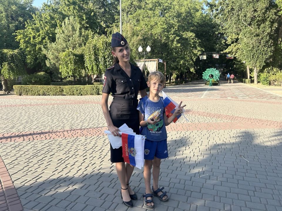 Госавтоинспекция города Мелитополя поздравляет жителей и гостей города с Днем Государственного флага Российской Федерации!