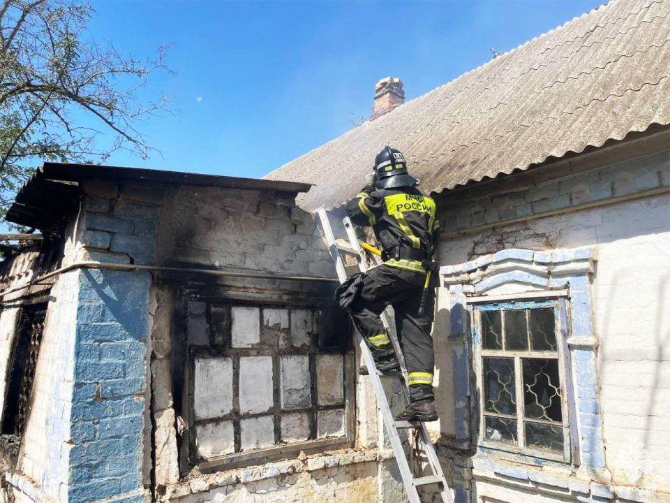 В поселке Новоалексеевке сотрудники МЧС России ликвидировали пожар В поселке Новоалексеевке сотрудники МЧС России ликвидировали пожар